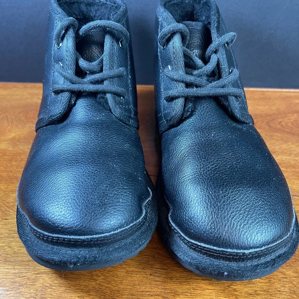UGG Kids 2 Black‎ Neumel Chukka Boots Leather Lace Up Sherpa Lined